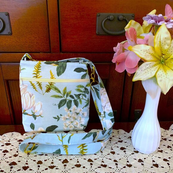 Handmade Cotton Crossbody Bag with Lining and Zippered Closure - Picture 1 of 10